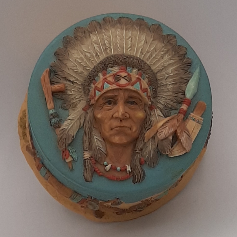 Vintage 1995 Great Spirits Great Chief Resin Detailed Scene Trinket Box Keepsake